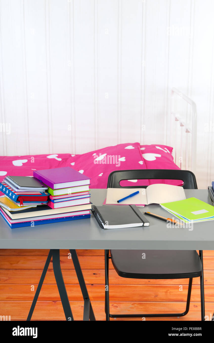 Making the bed teen hi-res stock photography and images - Alamy
