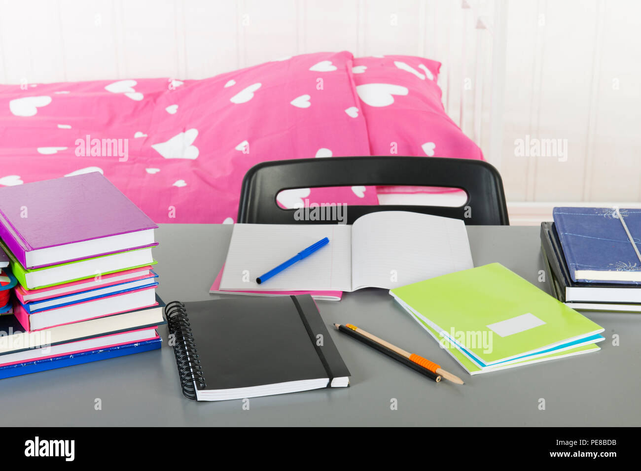 Making the bed teen hi-res stock photography and images - Alamy