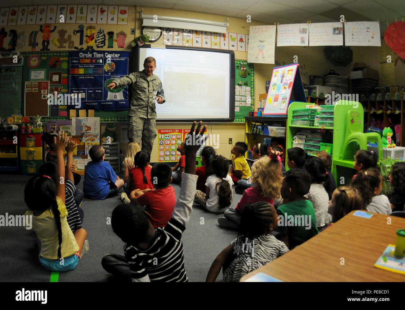 Master Sgt. Paul Denton, imagery analyst, answers questions from students at Sutton Elementary, Fort Smith, Ark., during Career Day Oct. 9, 2015. The 188th Wing has partnered with Sutton Elementary to provide a positive influence to children within the community. (U.S. Air National Guard photo by Senior Airman Cody Martin/Released) Stock Photo