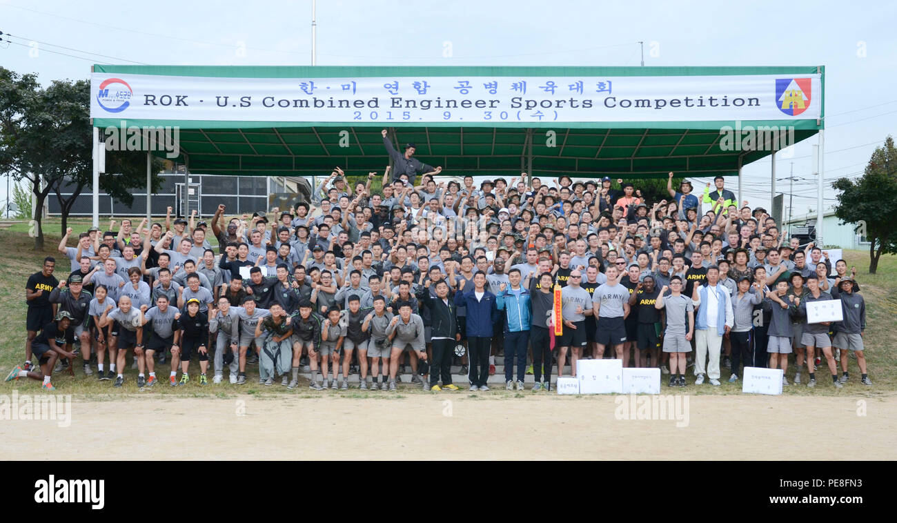 Soldiers of the Republic of Korea Army’s 1-58th Engineer Battalion and the U.S. Army’s 8th Brigade Engineer Battalion, 2nd Armored Brigade Combat Team, 1st Cavalry Division, stand together at the end of the closing ceremony of ROK – U.S. Combined Engineer Sports Competition, hosted by the 1-58th at a ROK Army base near Bucheon, South Korea, Sept. 30, 2015. (U.S. Army photo by Staff Sgt. John Healy, 2ABCT PAO, 1st Cavalry Division) Stock Photo