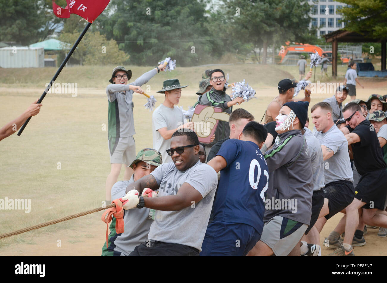 Republic of Korea Army and U.S. Army Soldiers strain at the rope during a game of tug-of-war held during a sports competition and cultural exchange hosted by the ROK Army’s 1-58th Engineer Battalion at a ROK Army base near Bucheon, South Korea, to build friendship between the allied forces, Sept. 30, 2015. (U.S. Army photo by Staff Sgt. John Healy, 2ABCT PAO, 1st Cavalry Division) Stock Photo