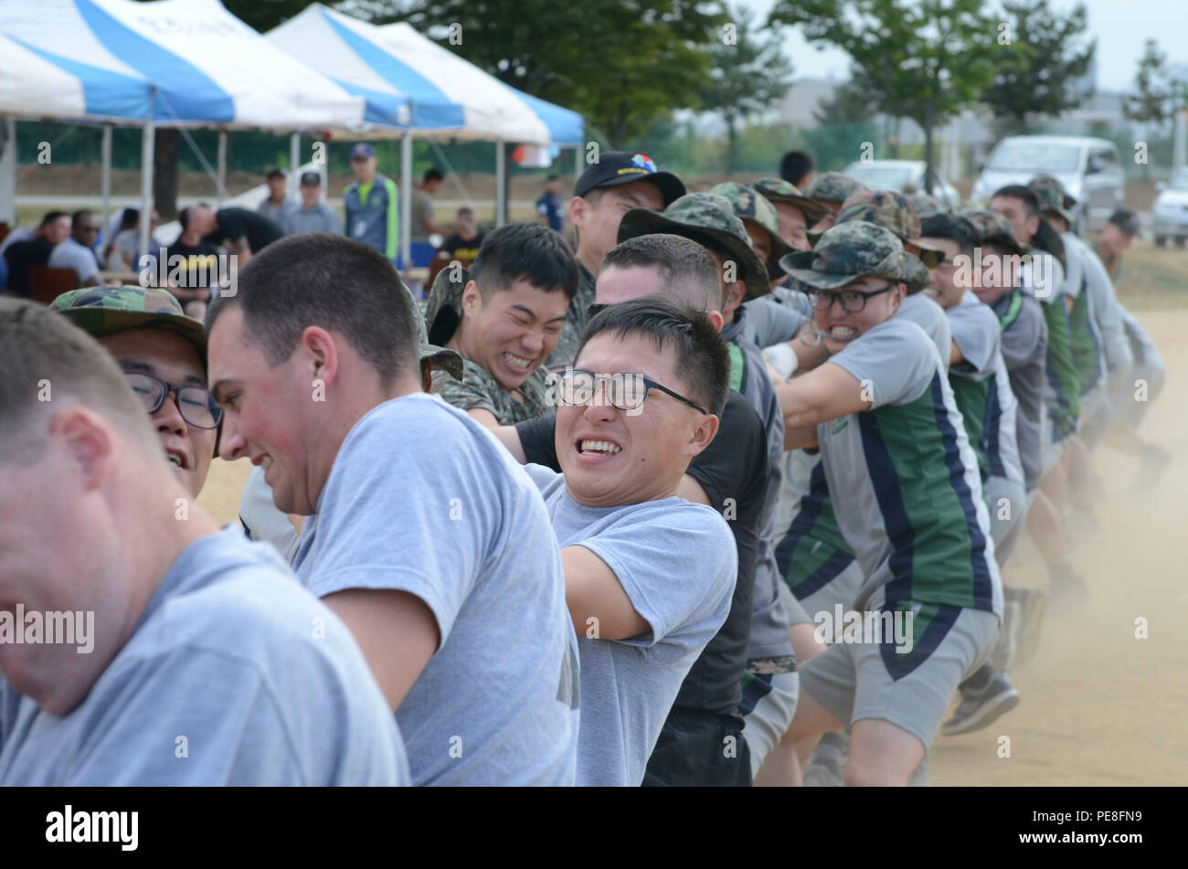 Republic of Korea Army and U.S. Army Soldiers strain at the rope during a game of tug-of-war held during a sports competition and cultural exchange hosted by the ROK Army’s 1-58th Engineer Battalion at a ROK Army base near Bucheon, South Korea, to build friendship between the allied forces, Sept. 30, 2015.(U.S. Army photo by Staff Sgt. John Healy, 2ABCT PAO, 1st Cavalry Division) Stock Photo