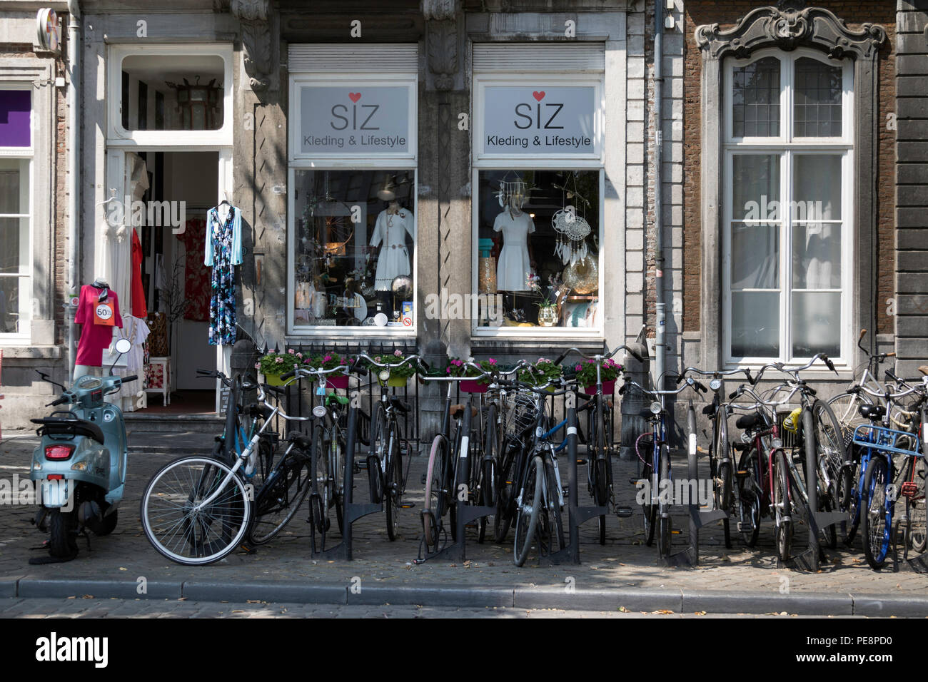 Ieder Ik was mijn kleren uitzending SIZ lifestyle shop in Rechtstraat Maastricht Stock Photo - Alamy