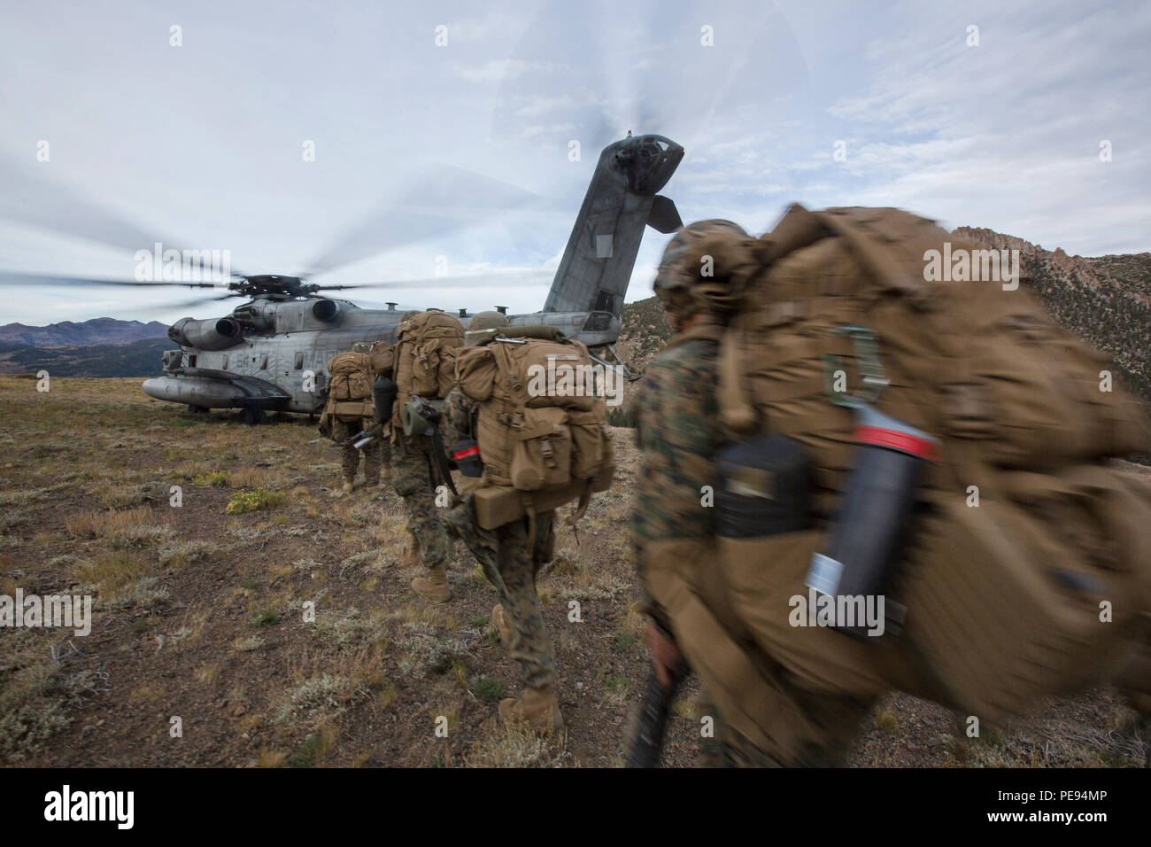 U.S. Marines with Bravo Company, 1st Battalion, 6th Marine Regiment, 2nd Marine Division (MARDIV), load into a CH-53E Super Stallion, flown by Marines with Marine Heavy Helicopter Squadron 465, 3rd Marine Aircraft Wing, in order to return to lower base camp for the conclusion of Mountain Exercise 5-15, Marine Corps Mountain Warfare Training Center, Bridgeport, Calif., Sept. 24, 2015. Marines participate in a month-long field exercise focusing on core mission essential tasks such as assault climbing, animal packing and small unit movements, to strengthen expeditionary high altitude warfare tact Stock Photo