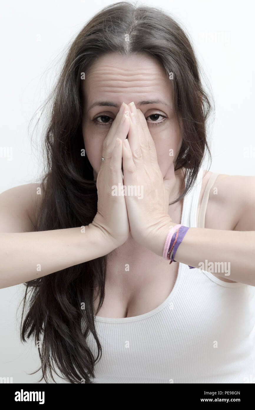 Mujer sorprendida con las manos en la cara / Surprised woman with hands on face Stock Photo