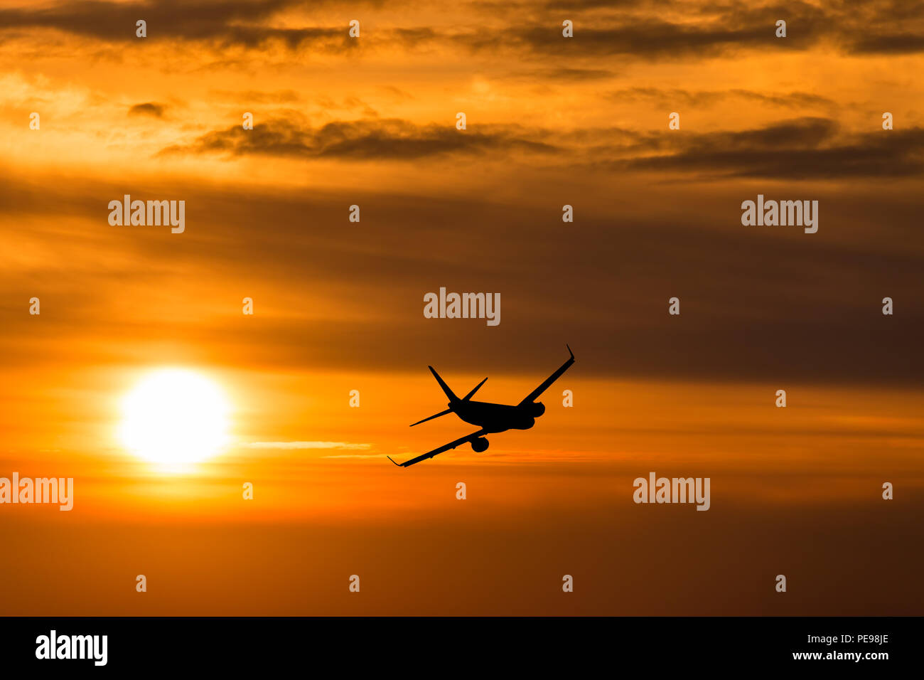 Airplane flying towards sun hi-res stock photography and images - Alamy