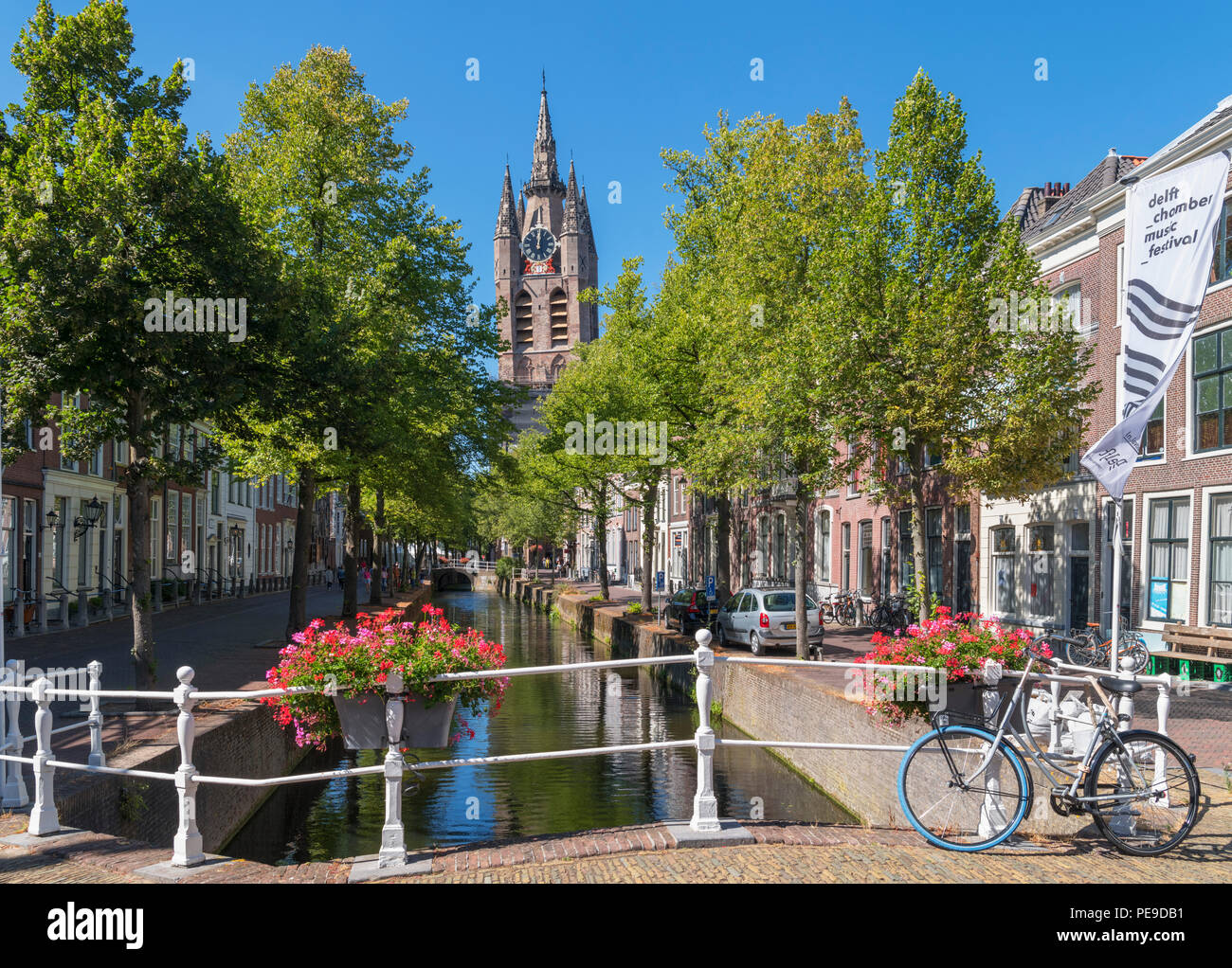 Canal view towards the leaning tower of the  historic 14th century Oude Kerk (Old Church), Delft, Zuid-Holland (South Holland), Netherlands Stock Photo