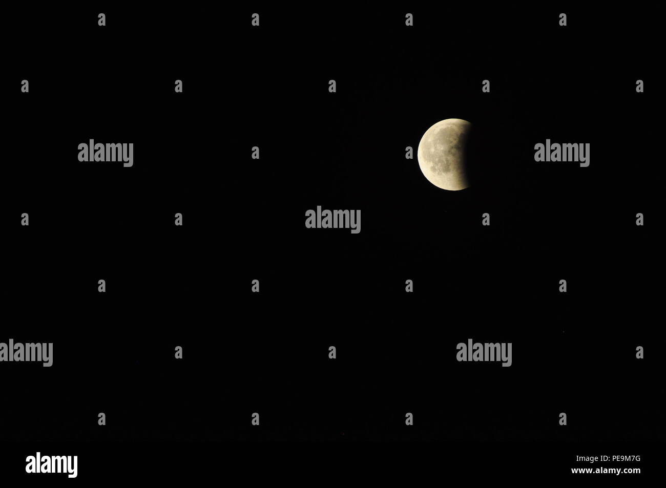 Austritt des Mondes aus dem Erdschatten nach der vollständigen Mondfinsternis in Deutschland vom 27./28. Juli 2018 Stock Photo