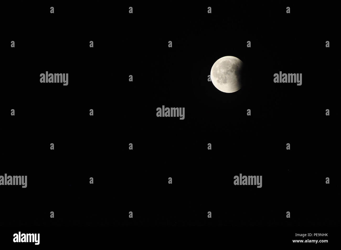 Austritt des Mondes aus dem Erdschatten nach der vollständigen Mondfinsternis in Deutschland vom 27./28. Juli 2018 Stock Photo