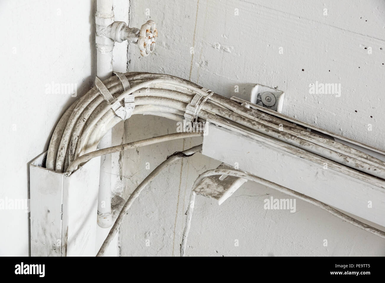 Cable duct hires stock photography and images Alamy