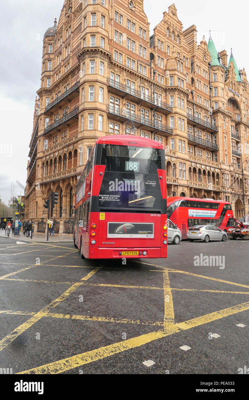 Bus in front of The Principal London formerly known Hotel Russell, is a five-star hotel, located on Russell Square by architect Charles Fitzroy Doll i Stock Photo
