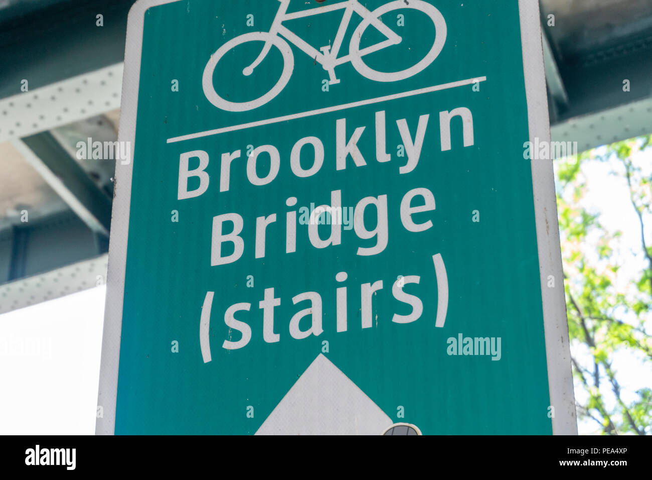 Sign indicating the direction to Brooklyn Bridge Stock Photo
