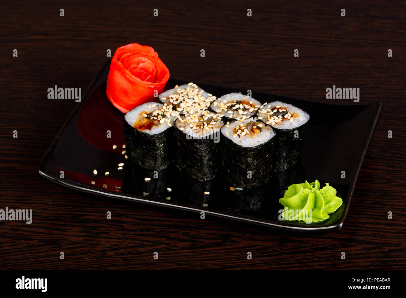 https://c8.alamy.com/comp/PEABAR/japanese-traditional-roll-with-eel-PEABAR.jpg