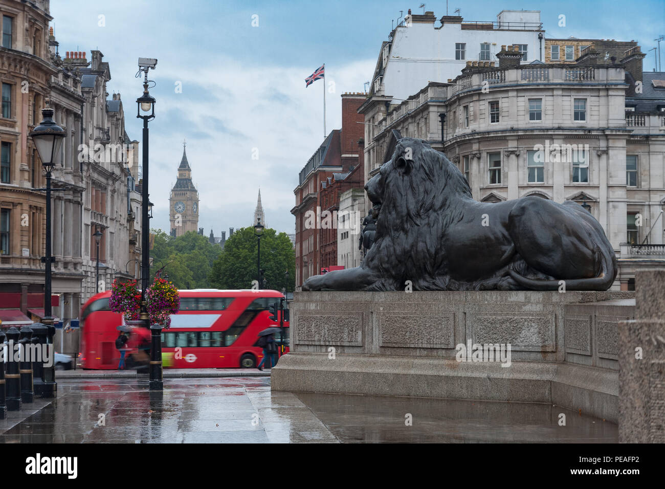 Лев лондон. Лондон статуя Льва на Трафальгарской площади. Trafalgar Square 4 Льва. Трафальгарская площадь львы. Статуи Львов в Лондоне.