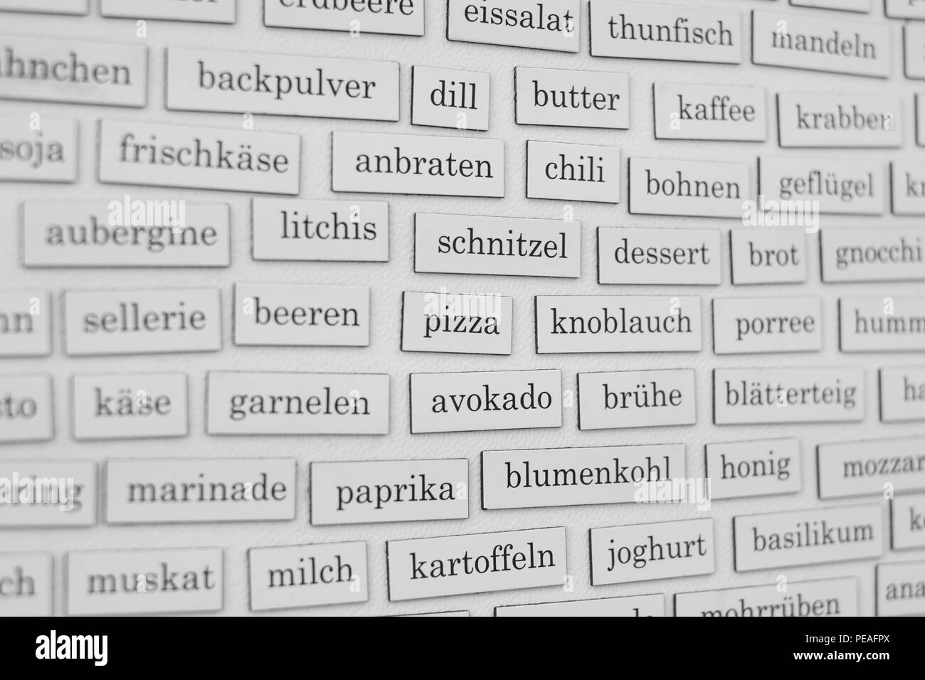 Kochen und Essen Konzept - Zutaten /   Wörter auf Magneten am Kühlschrank Stock Photo