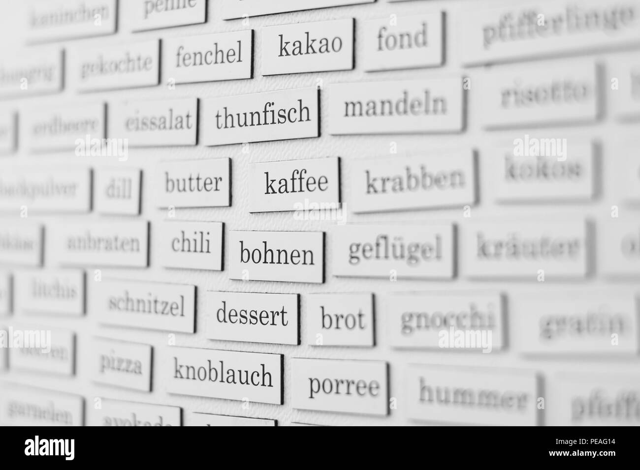Essen und Trinken Konzept - Text / Wörter   an Kühlschrank Stock Photo