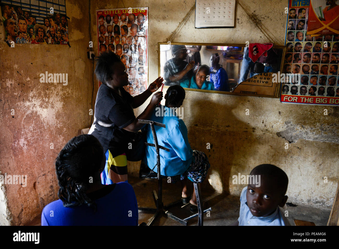 KENYA, Kaimosi, beauty parlour in village, haircutting / KENIA, Kisumu County, Kaimosi, Friseursalon Stock Photo