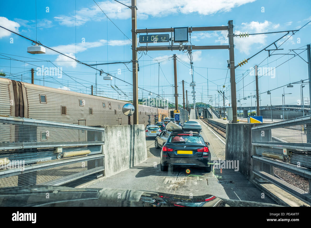 Ein Blitzerwarner unterzeichnen auf einer Straße in Folkestone in Kent,  England Stockfotografie - Alamy