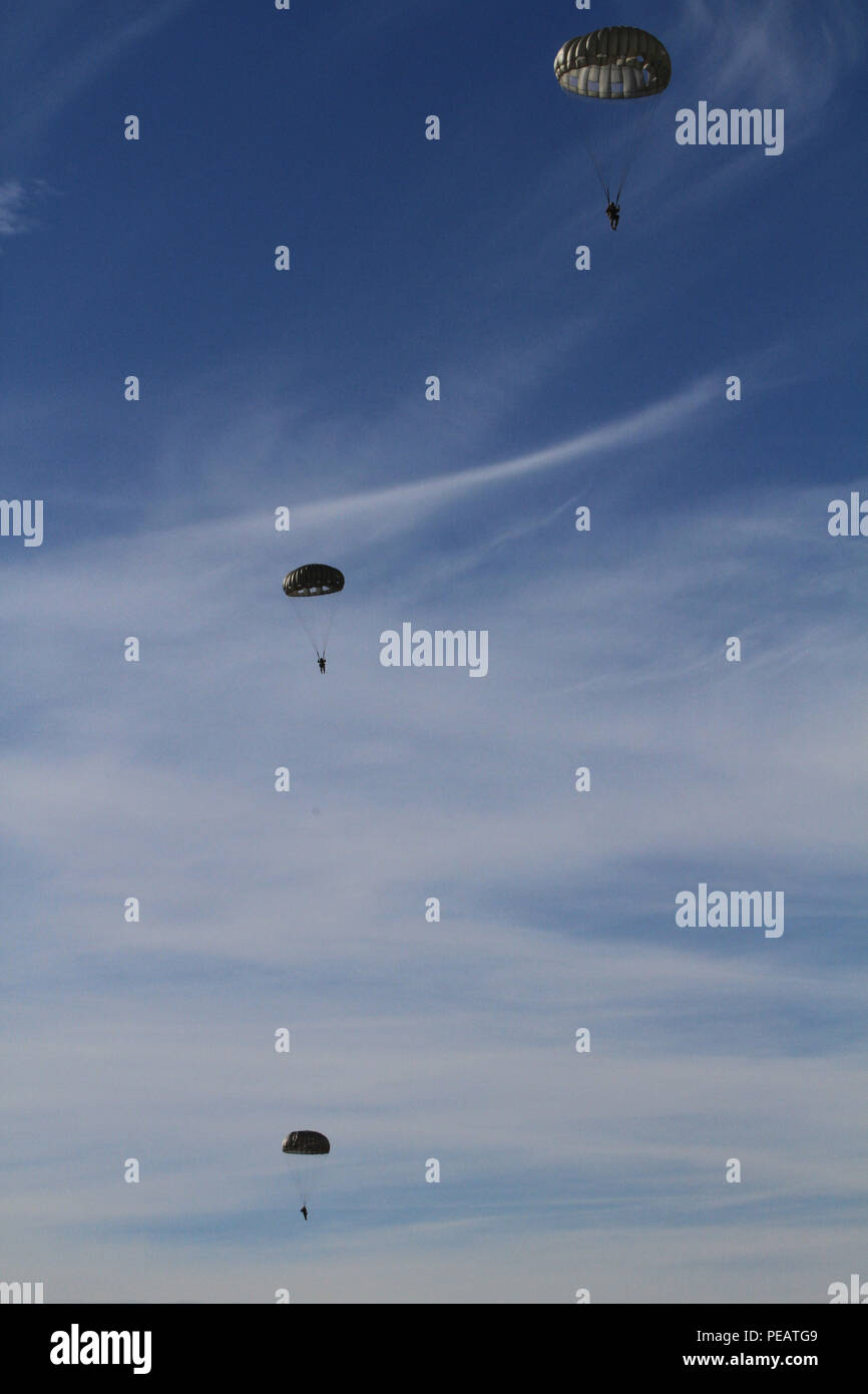 U.S. Army paratroopers with 112th Signal Battalion, 528th Special ...