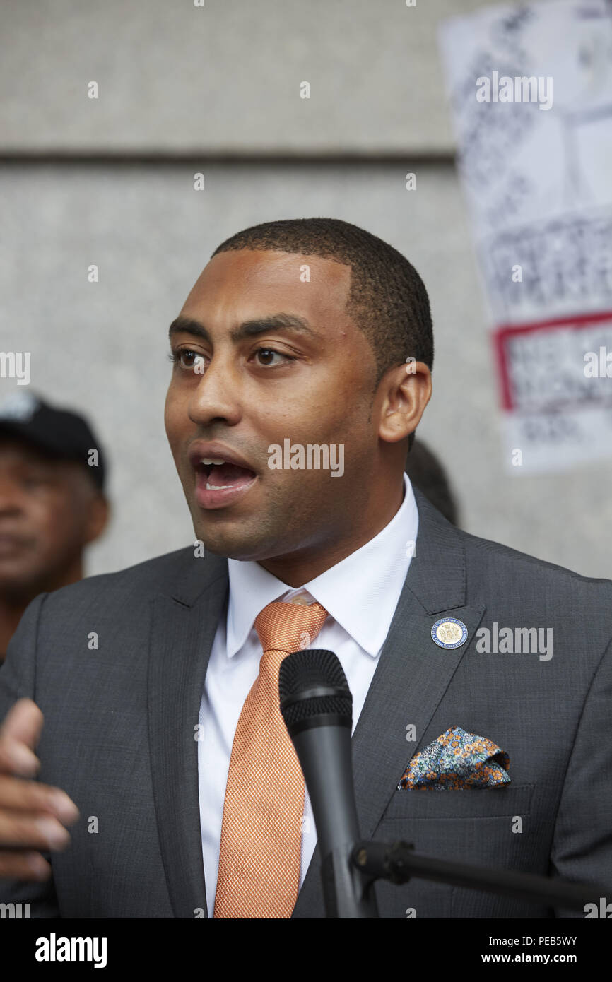 New York, New York, USA. 13th Aug, 2018. JAMAAL BAILEY (l) speaks to the crowd at today's outreach to New York Governor Andrew Cuomo to sign the bipartisan legislation to establish the nation's first commission to investigate prosecutorial misconduct. Credit: Mark J. Sullivan/ZUMA Wire/Alamy Live News Stock Photo