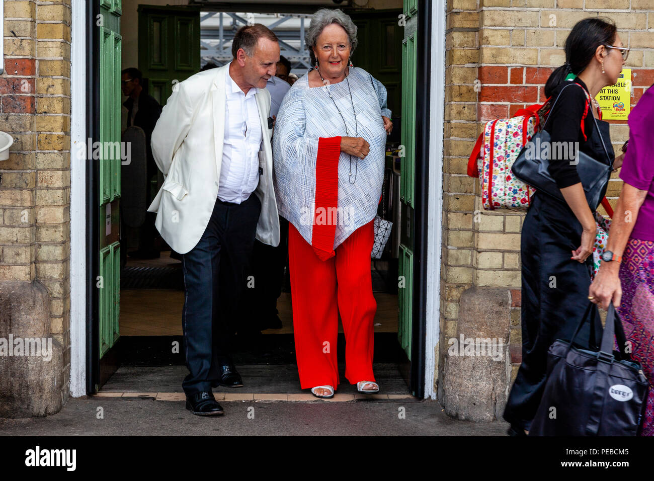 Lewes, UK. 14th August 2018. Opera fans arrive in Lewes, Sussex enroute to Glyndebourne Opera House to see a performance of Vanessa. Credit: Grant Rooney/Alamy Live News Stock Photo