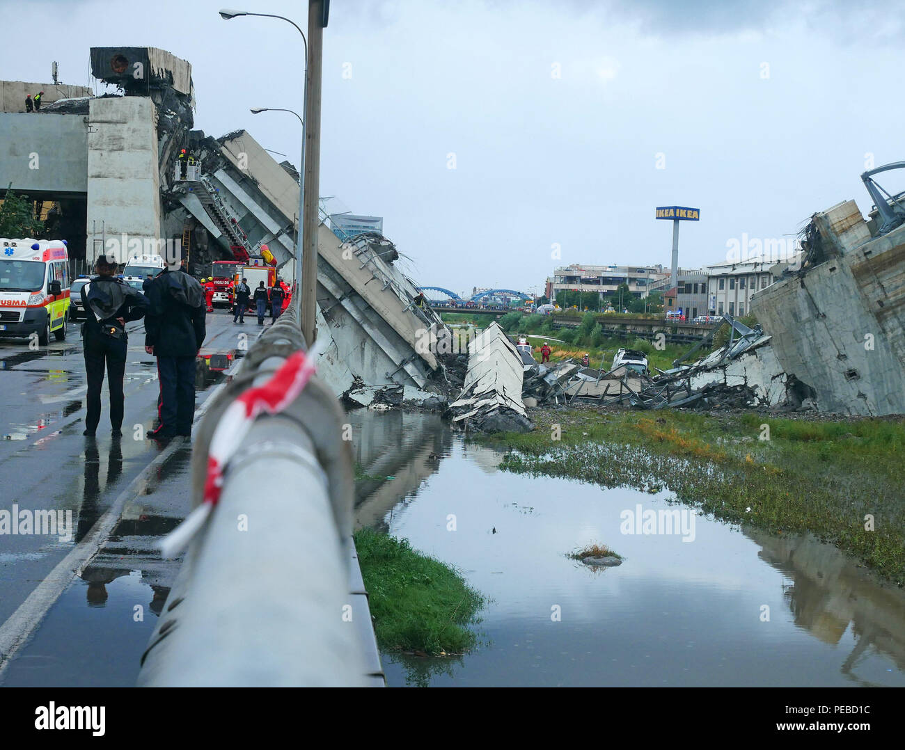 Обвал моста. Обвал моста. Смыло жд мост в забайкалье. Разрушенный автомобильный мост. Обрушение железнодорожного моста на транссибе.