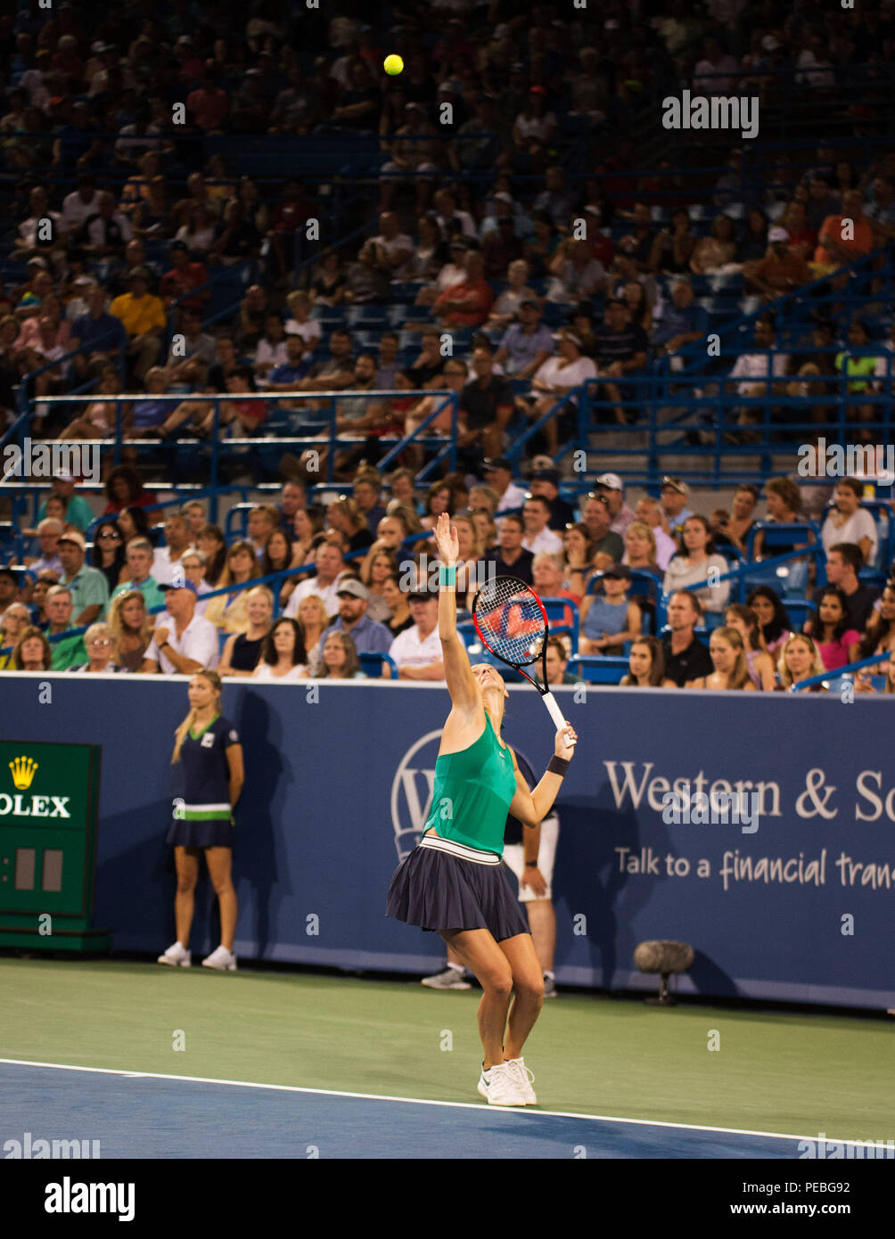 Mason, Ohio, USA. August 14, 2018:  Petra Kvitova (CZE) serves the ball back to Serena Williams (USA)  at the Western Southern Open in Mason, Ohio, USA. Brent Clark/Alamy Live News Stock Photo