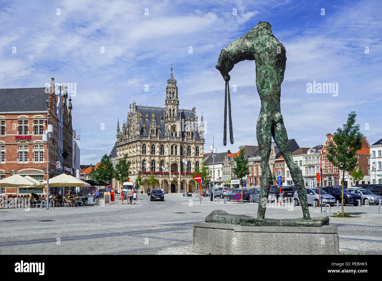 Sculpture Universus by artist Johan Tahon and town hall / city hall of Oudenaarde in Flamboyant Gothic style, East Flanders, Belgium Stock Photo