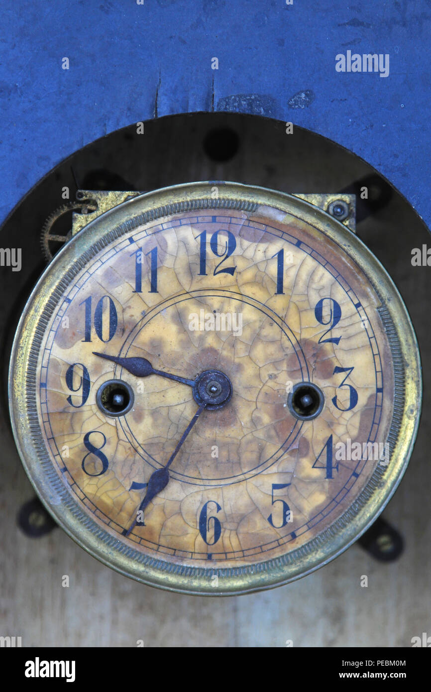 Old vintage analogue clock hi-res stock photography and images - Alamy