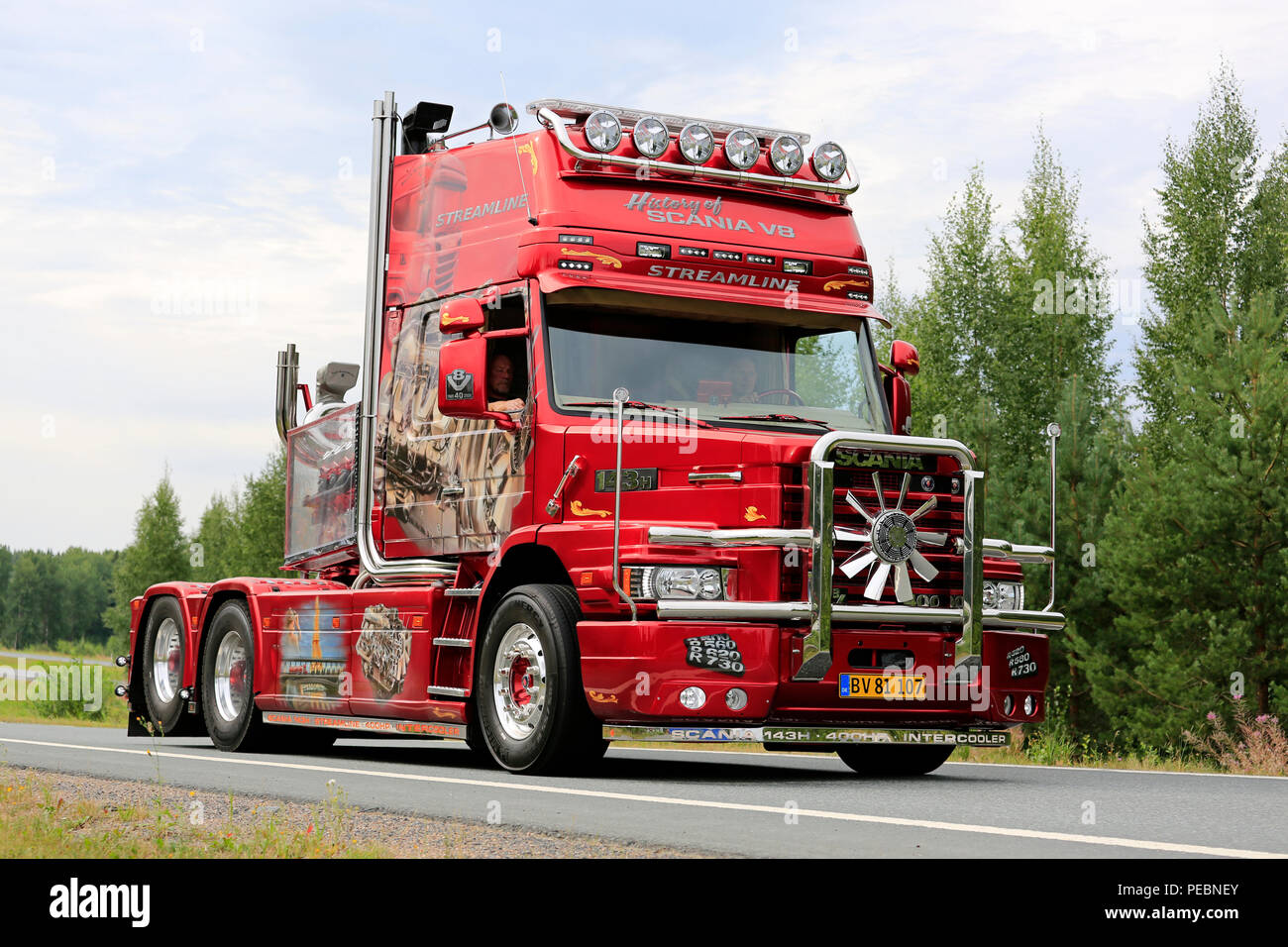 ALAHARMA, Finnland - 10 AUGUST 2018: Scania 143H Optimieren 2 x V8-Motor  truck Pouls Bremseservice A/S auf Power Truck Show 2018, cab Interior  Detail Stockfotografie - Alamy