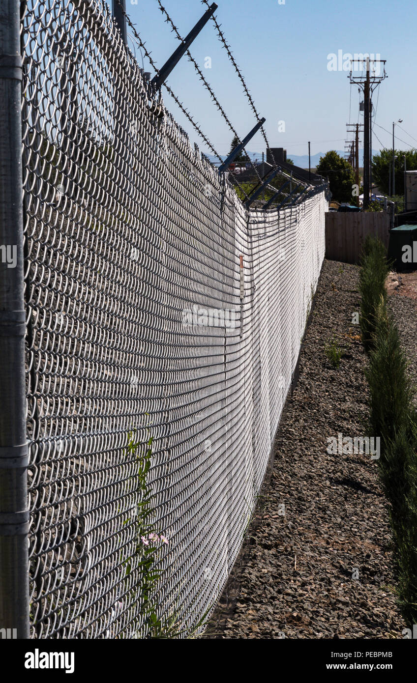 Length of Generic Chainlink Fence, USA Stock Photo - Alamy