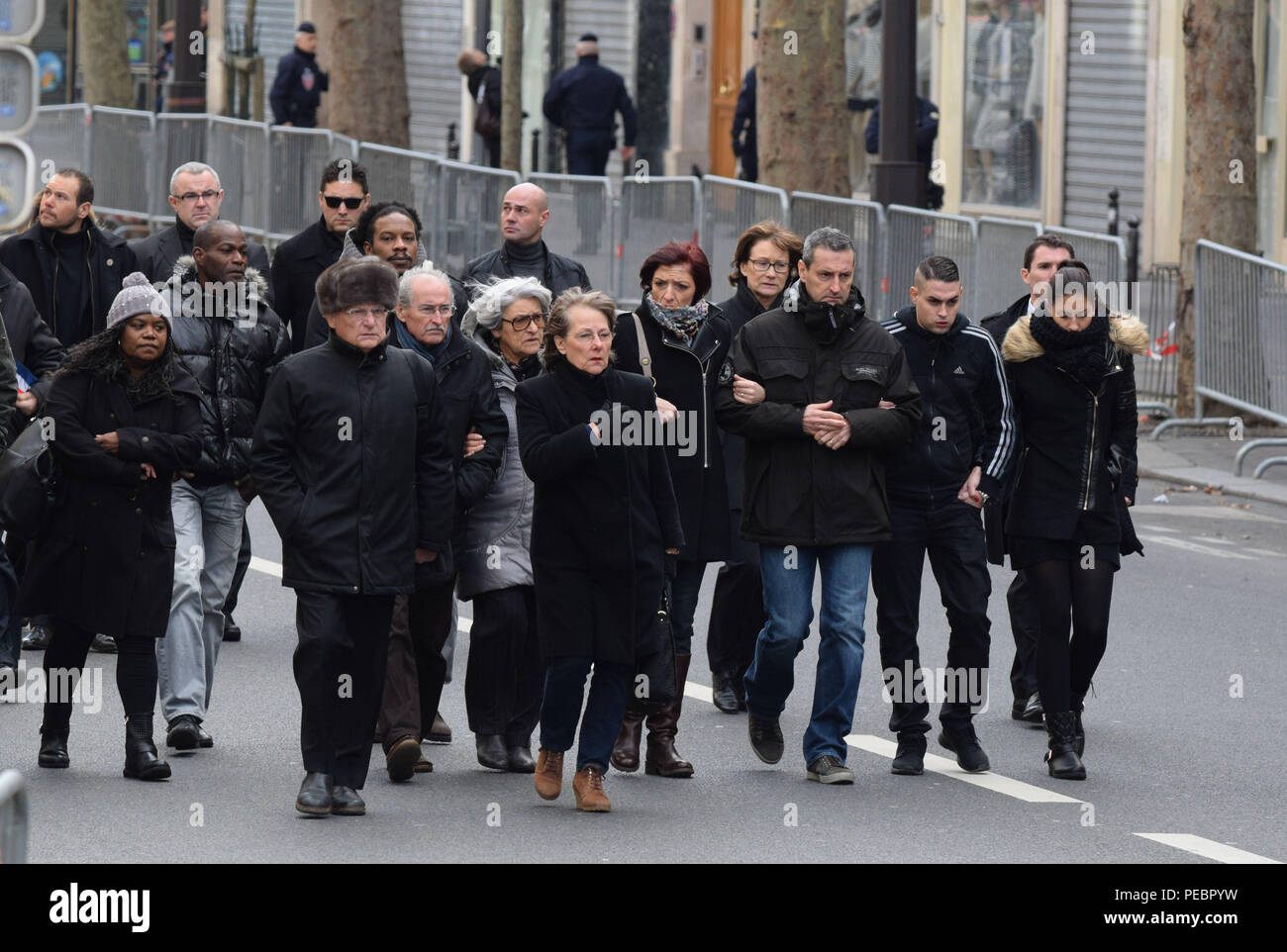 January 11, 2015 - Paris, France:  Family members and close friends of the police officers killed in the recent Paris terrorist attack arrive for a mass unity rally. Four million people demonstrated across the country in a 'Marche Republicaine' (Republican March) celebrating the nation's unity in face of terrorist threats. Thousands of people had banners or cartoons referring to Charlie Hebdo, the satirical magazine whose office was targeted by Islamist gunmen earlier in the week. La grande marche republicaine en hommage aux victimes de l'attentat contre Charlie Hebdo a rassemble pres de 2 mil Stock Photo