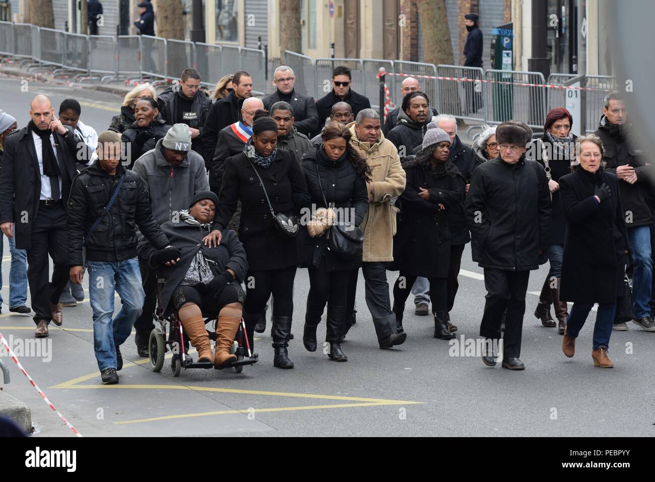 January 11, 2015 - Paris, France:  Family members and close friends of the police officers killed in the recent Paris terrorist attack arrive for a mass unity rally. Four million people demonstrated across the country in a 'Marche Republicaine' (Republican March) celebrating the nation's unity in face of terrorist threats. Thousands of people had banners or cartoons referring to Charlie Hebdo, the satirical magazine whose office was targeted by Islamist gunmen earlier in the week. La grande marche republicaine en hommage aux victimes de l'attentat contre Charlie Hebdo a rassemble pres de 2 mil Stock Photo