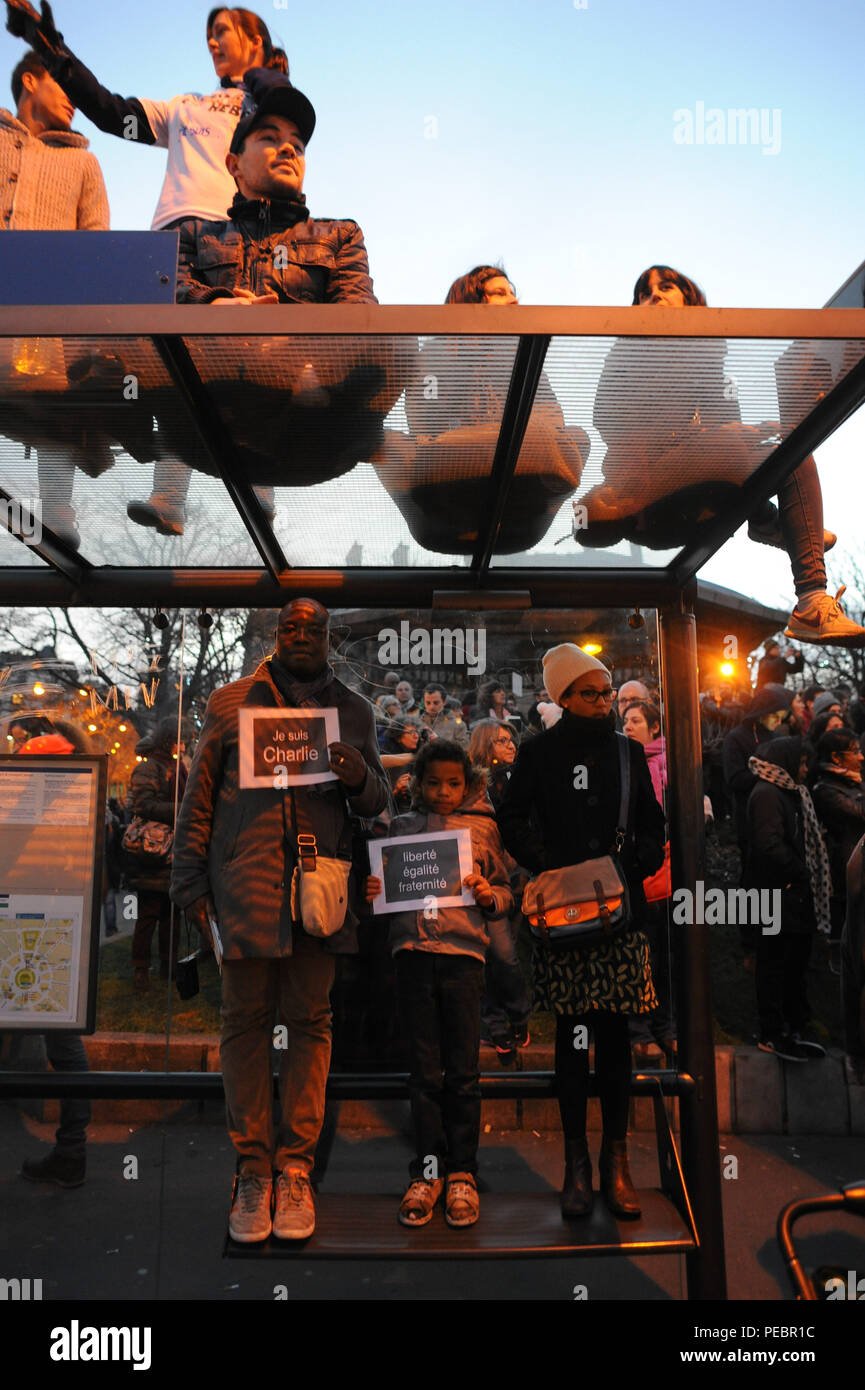 January 11, 2015 - Paris, France:  More than 1,5 million people take part in a march to support Freedom of expression and protest against terrorism in the French capital after three days of terror left 17 people dead. Four million people demonstrated across the country in a 'Marche Republicaine' (Republican March) celebrating the nation's unity in face of terrorist threats. Thousands of people had banners or cartoons referring to Charlie Hebdo, the satirical magazine whose office was targeted by Islamist gunmen earlier in the week. La grande marche republicaine en homma Stock Photo