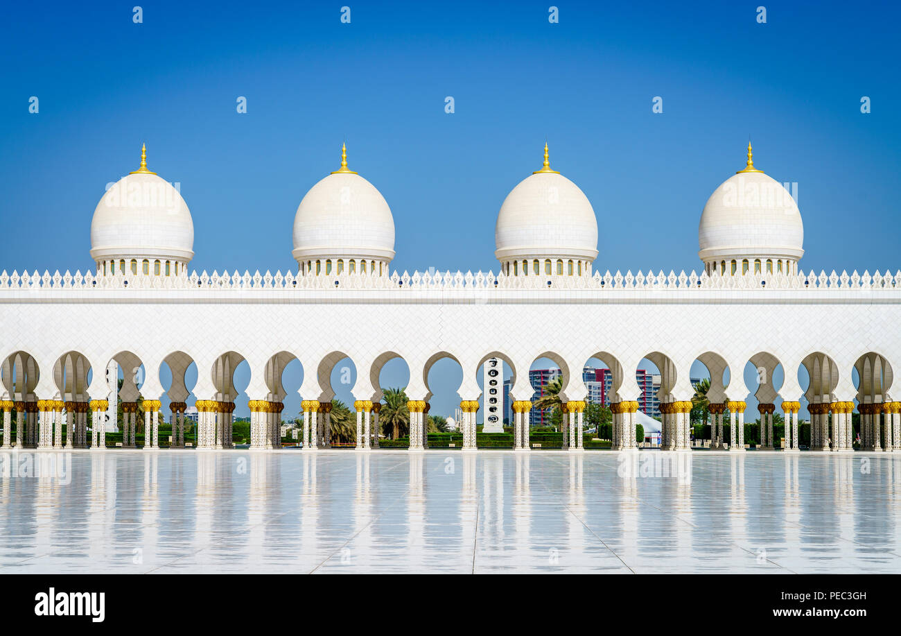 A colonnade in Sheikh Zayed Grand Mosque in Abu Dhabi, UAE Stock Photo
