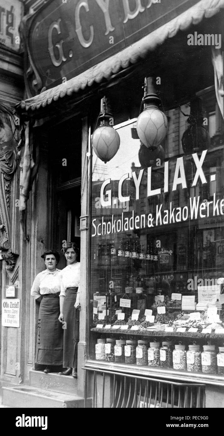 Chocolate shop, shop window and two shop assistants, 1910s, Germany Stock Photo