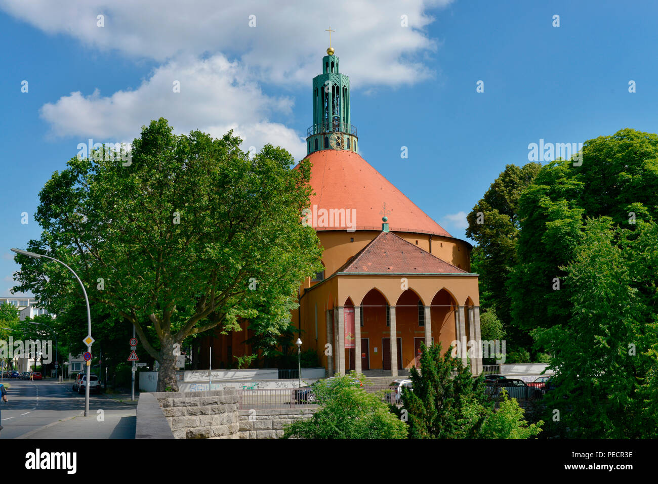 Kirche auf dem Tempelhofer Feld, Wolffring, Fliegersiedlung, Tempelhof, Berlin, Deutschland Stock Photo