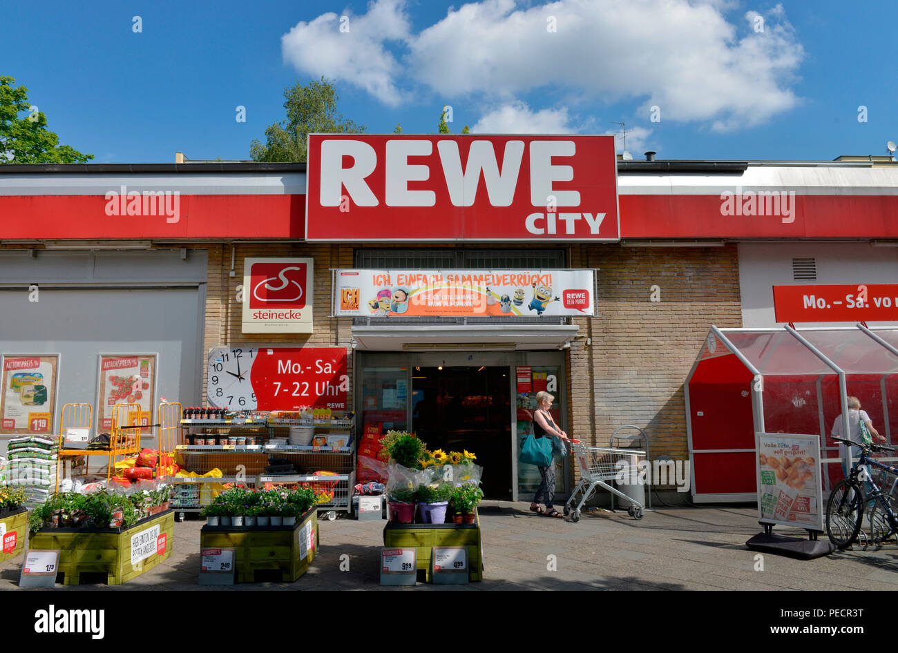 Rewe Markt, Bayernring, Tempelhof, Berlin, Deutschland Stock Photo