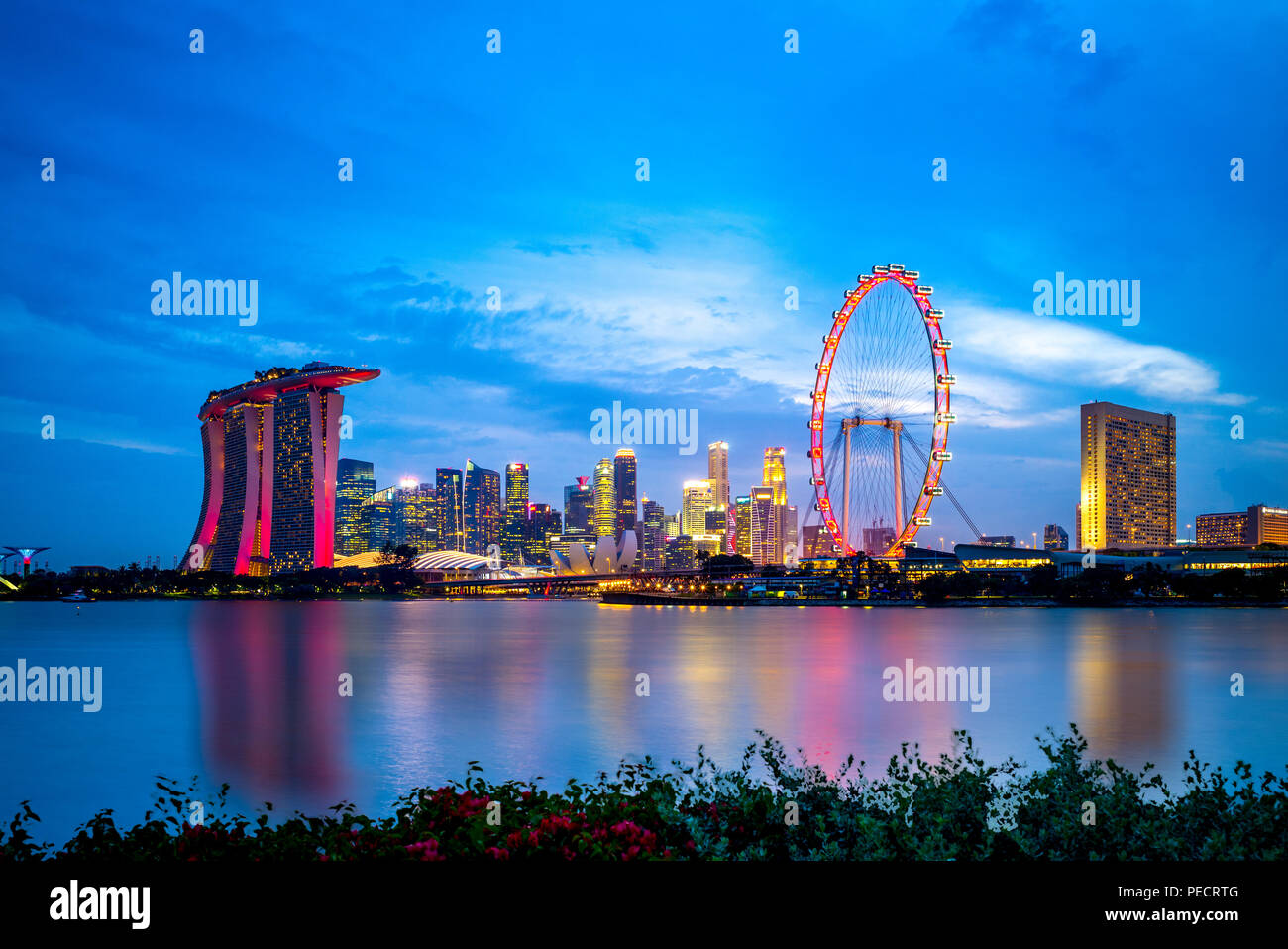 Singapore night skyline hi-res stock photography and images - Alamy