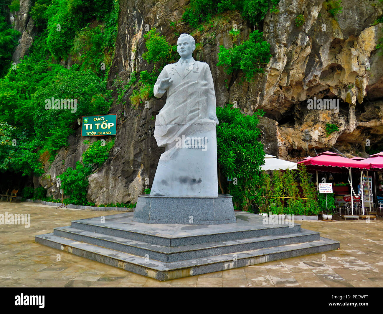 Statue Gherman Titov, Titop-Insel, Halong-Bucht, Vietnam, German Titow Stock Photo