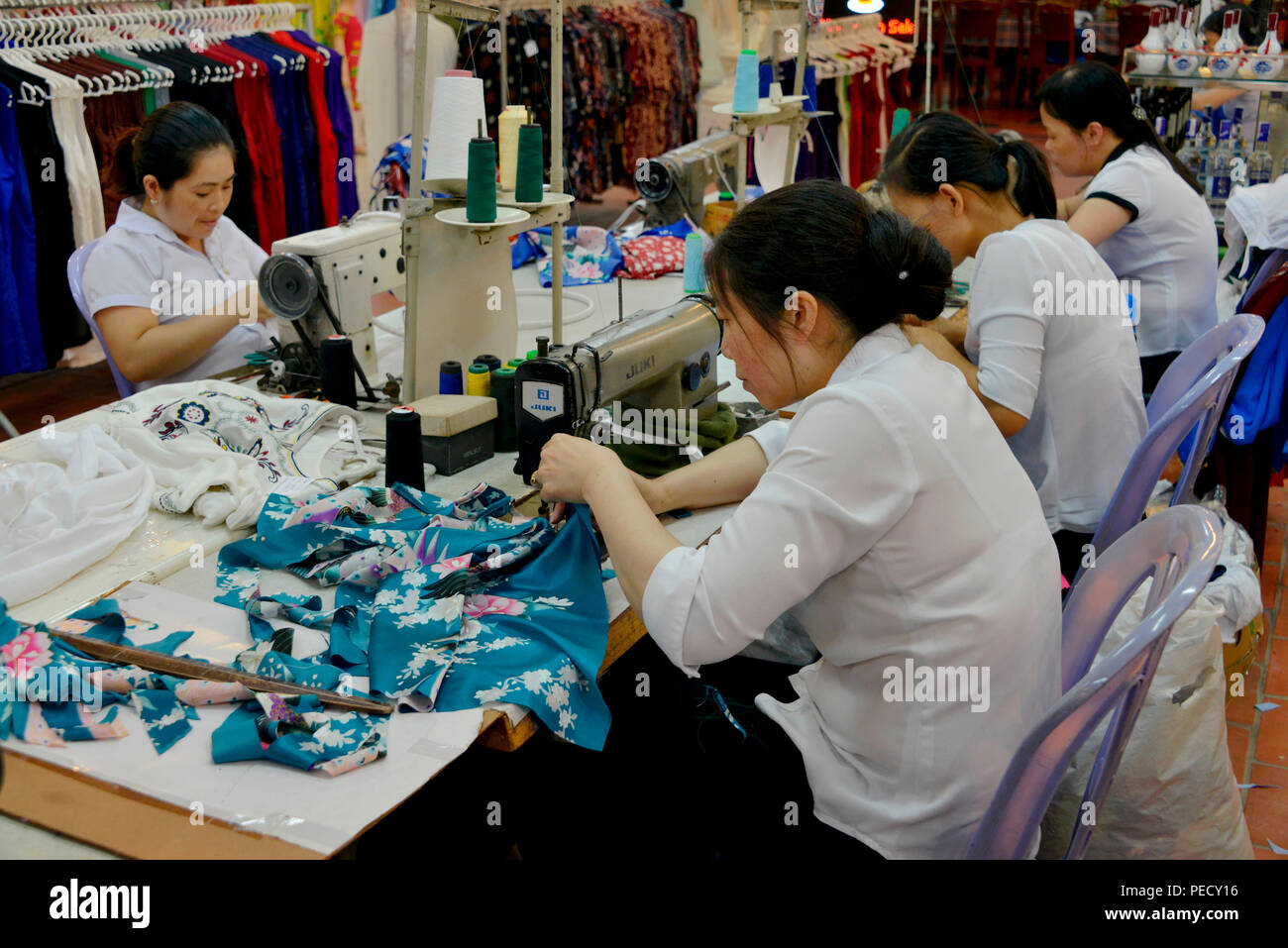 Schneiderei, Hong Ngoc Handicraft Center, Strasse zwischen Hanoi und Halong, Vietnam Stock Photo