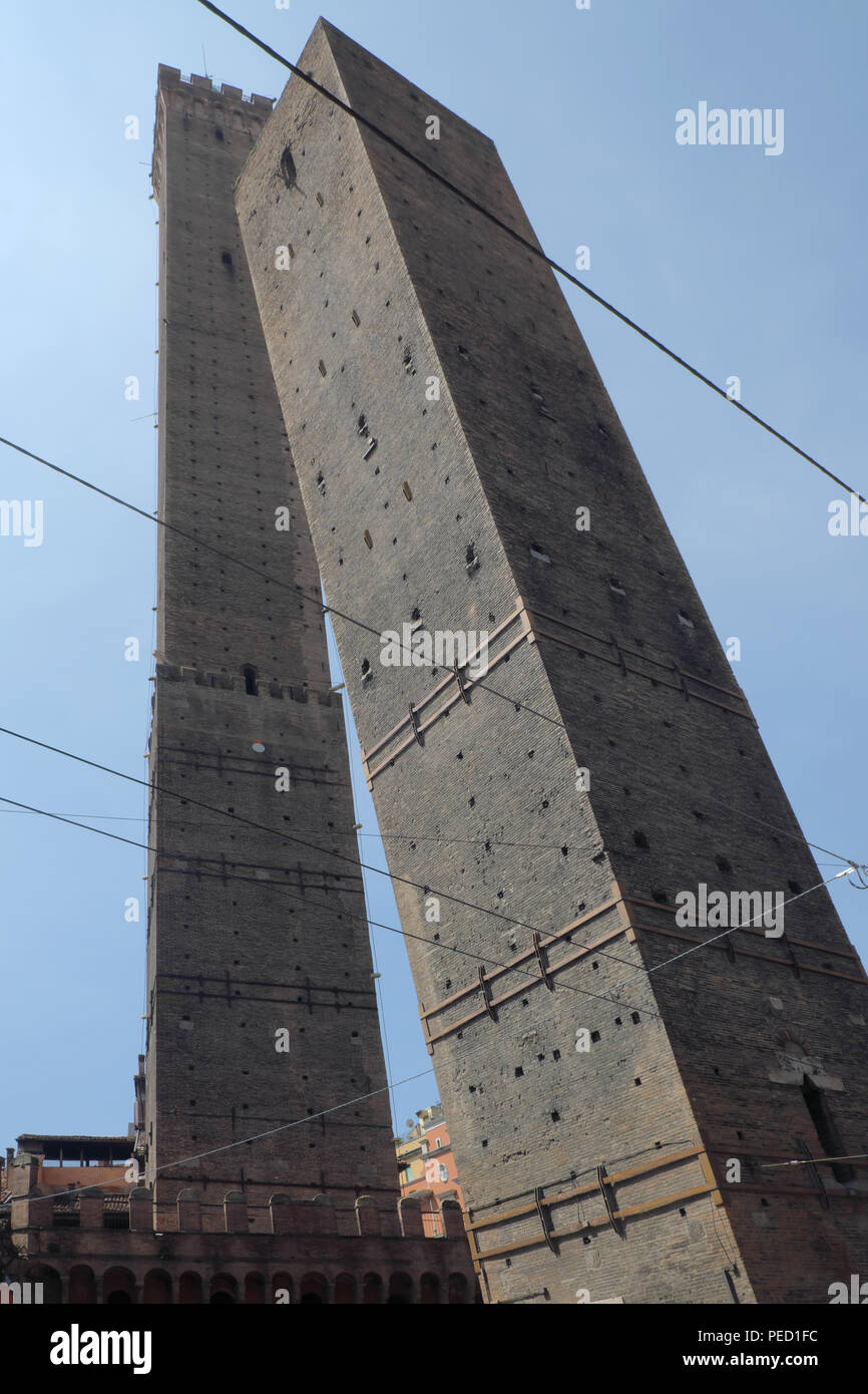the two leaning towers asinelli and garisenda in bologna italy Stock Photo Alamy