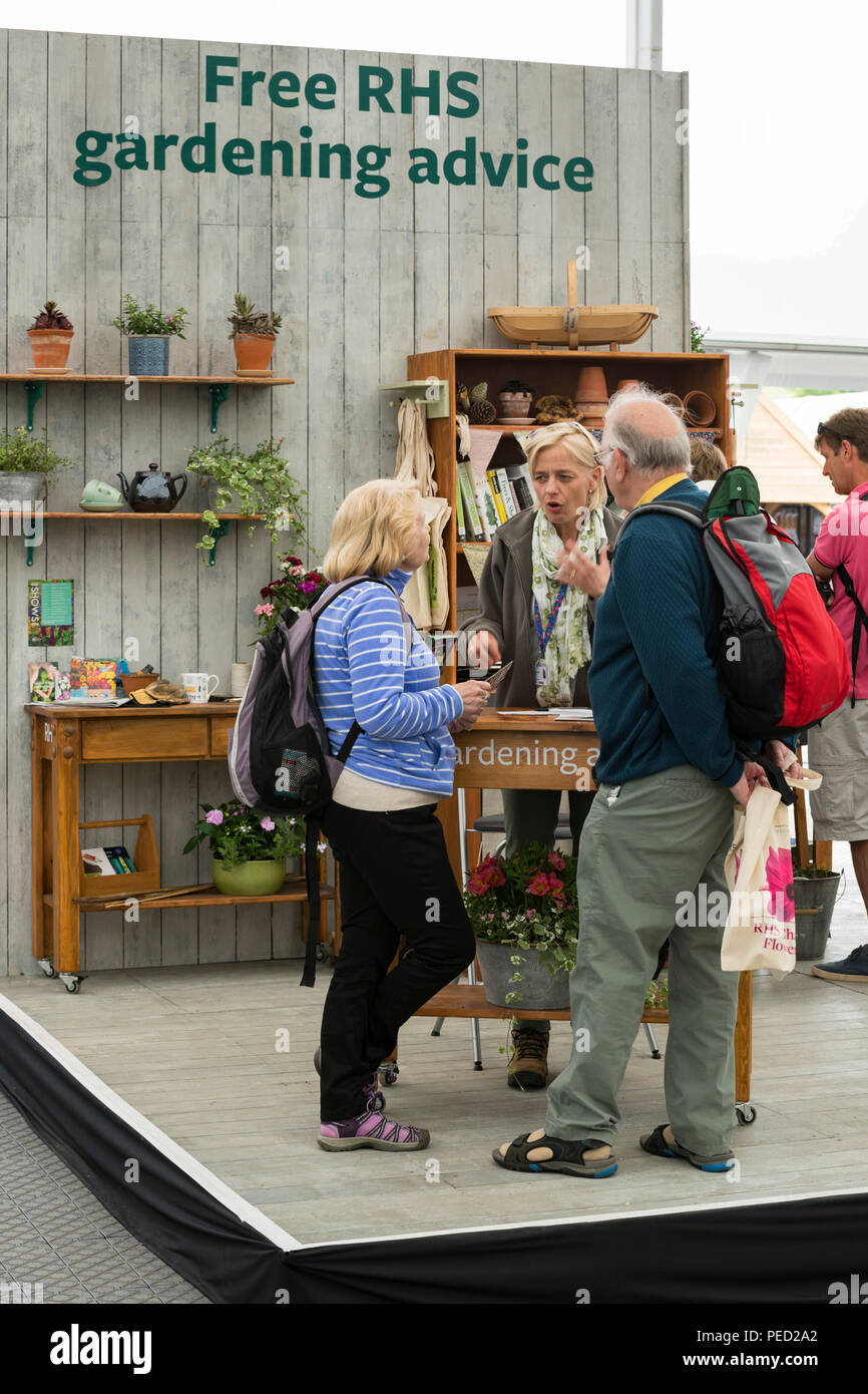 People talking, asking questions, consulting gardening expert & receiving free help & advice - RHS Chatsworth Flower Show, Derbyshire, England, UK. Stock Photo