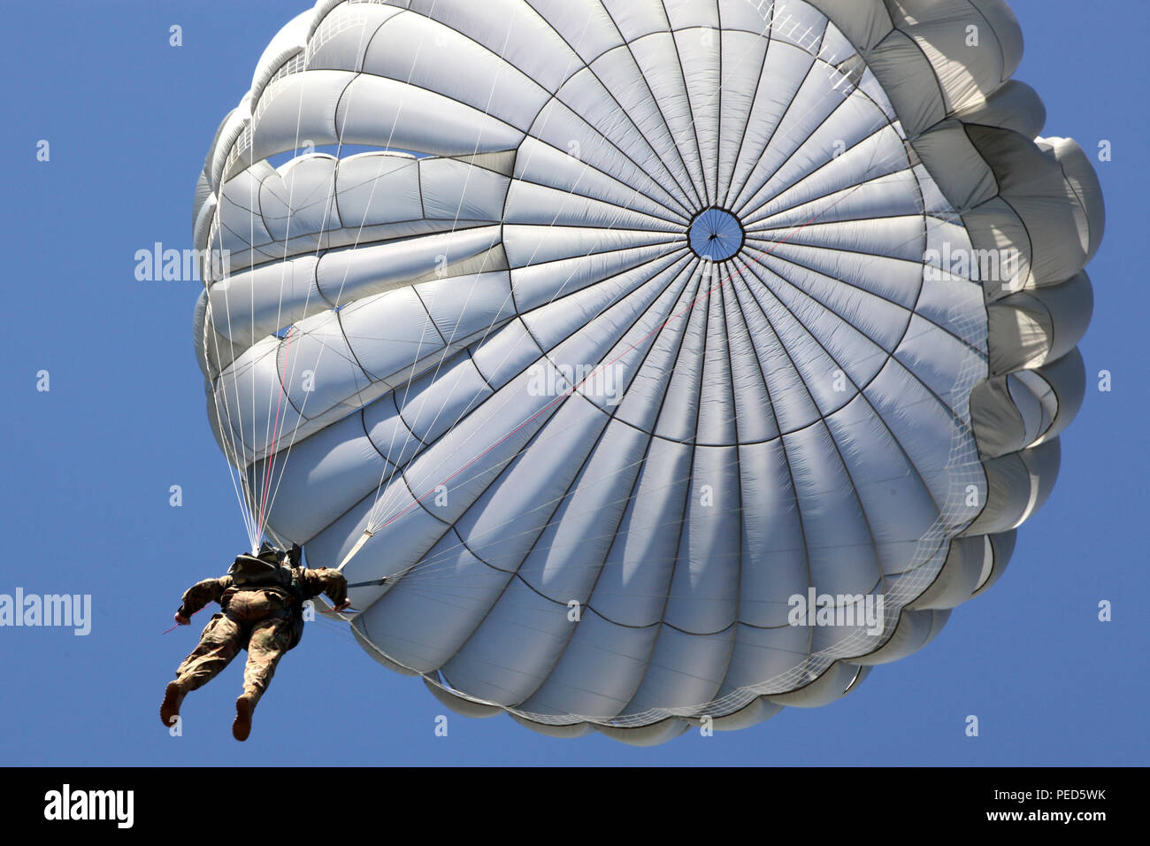 A U.S. Army paratrooper descends onto the drop zone during Leapfest in West Kingston, R.I., Aug.  1, 2015. Leapfest is an International parachute competition hosted by the 56th Troop Command, Rhode Island National Guard to promote high level technical training and esprit de corps within the International Airborne community. (U.S. Army Photo by Spc. Joseph Cathey/Released) Stock Photo