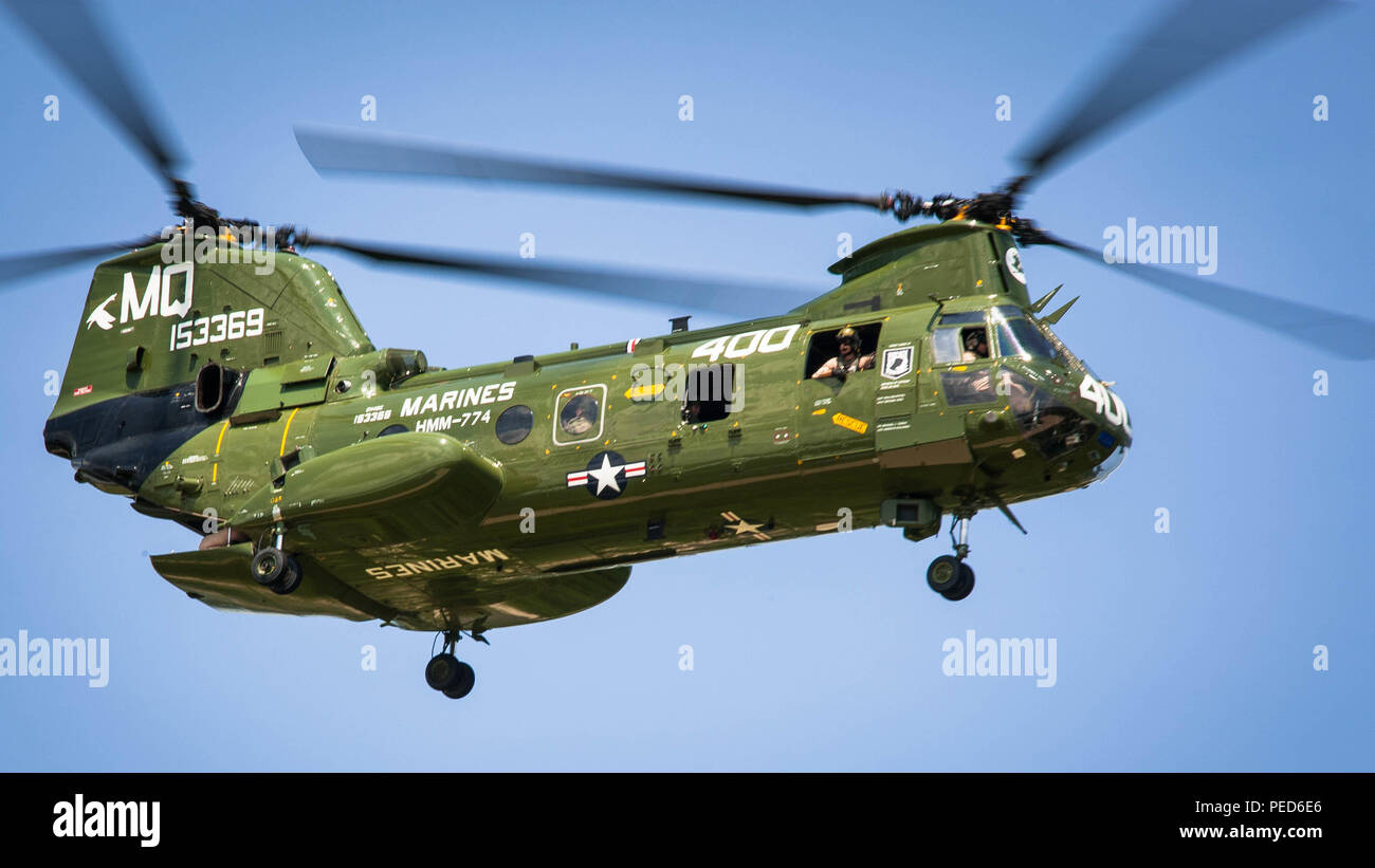 The Ch46 begins its landing during the CH46 Retirement Ceremony at