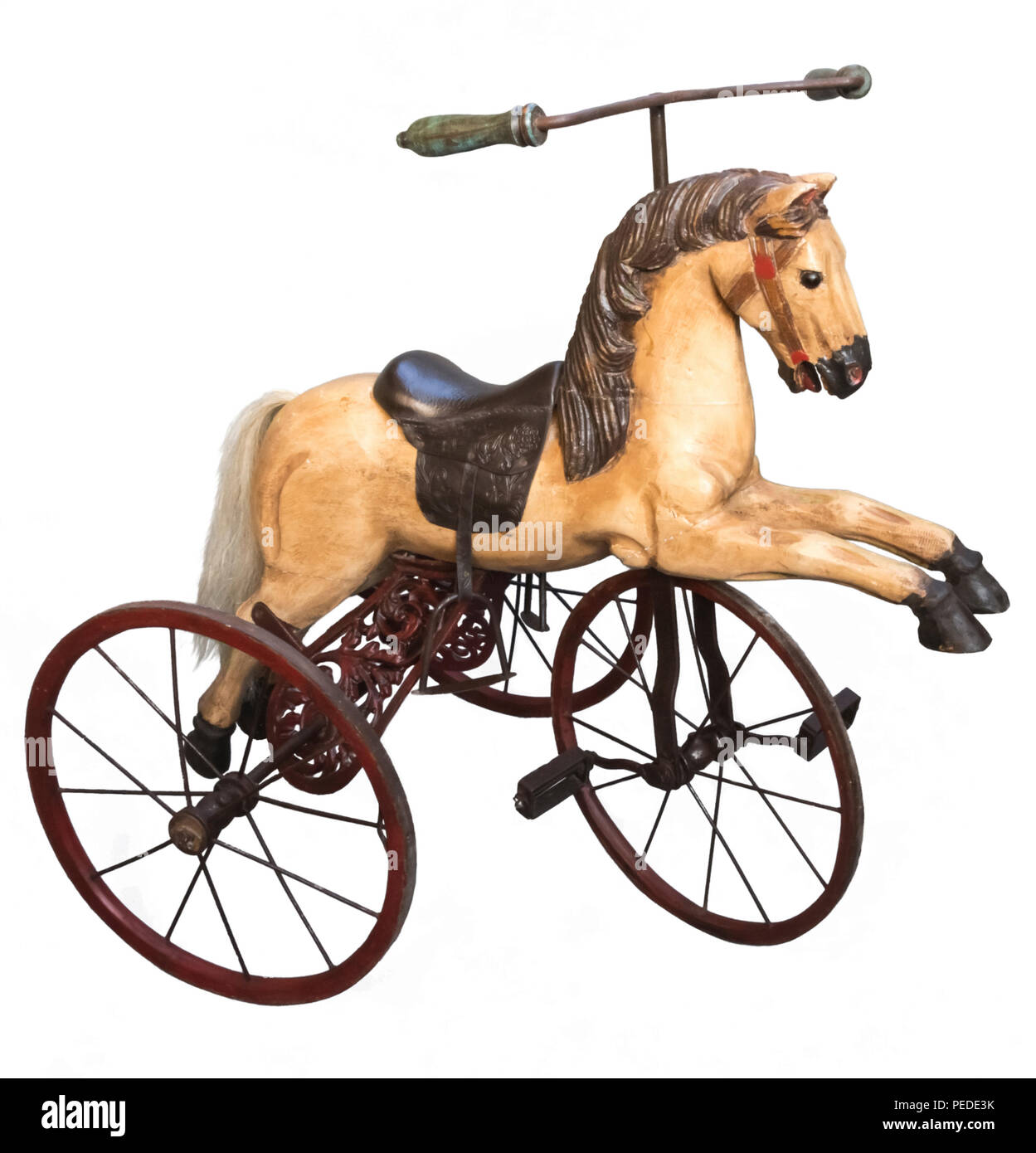 Antikes Dreirad für Kinder mit Speichenrädern und einem bemalten Pferd aus Holz Stock Photo