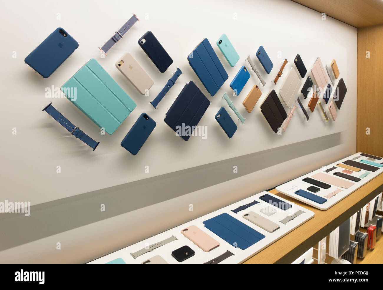 Inside Apple Store, Shopping in New York City, USA – Stock Editorial Photo  © Vividrange #101539698