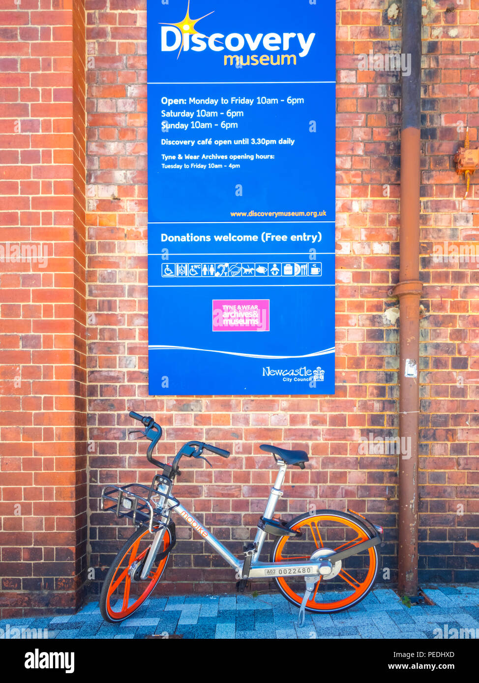 A Mobike sharing bike parked in front of the Discovery Museum, Newcastle upon Tyne Stock Photo A Mobike sharing bike parked in front of the Discovery Museum, Newcastle upon Tyne Stock Photo