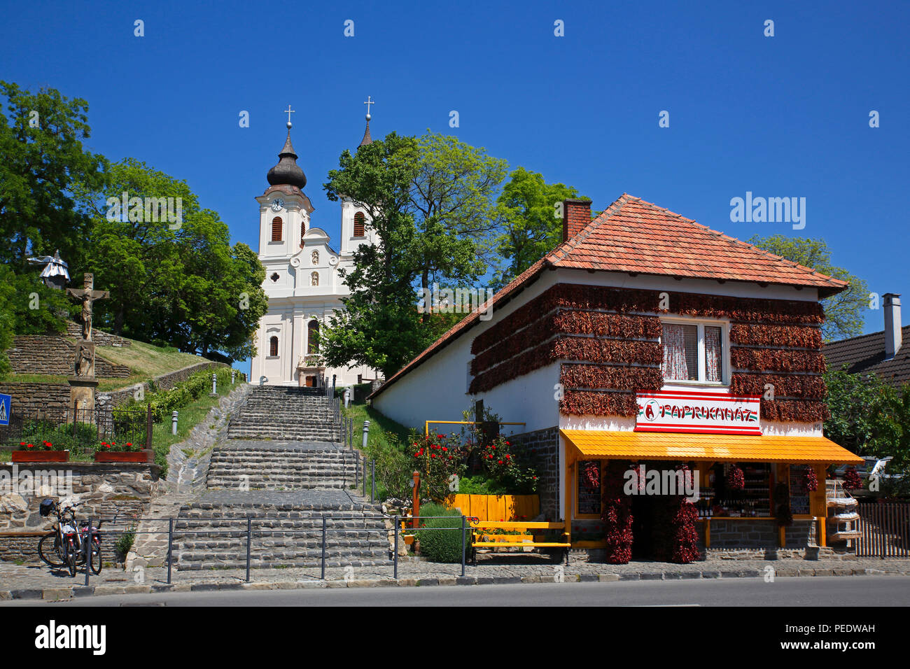 Paprikahaus und Abteikirche Kloster Tihany, Tihany auf Halbinsel Tihany, Plattensee, Ungarn Stock Photo