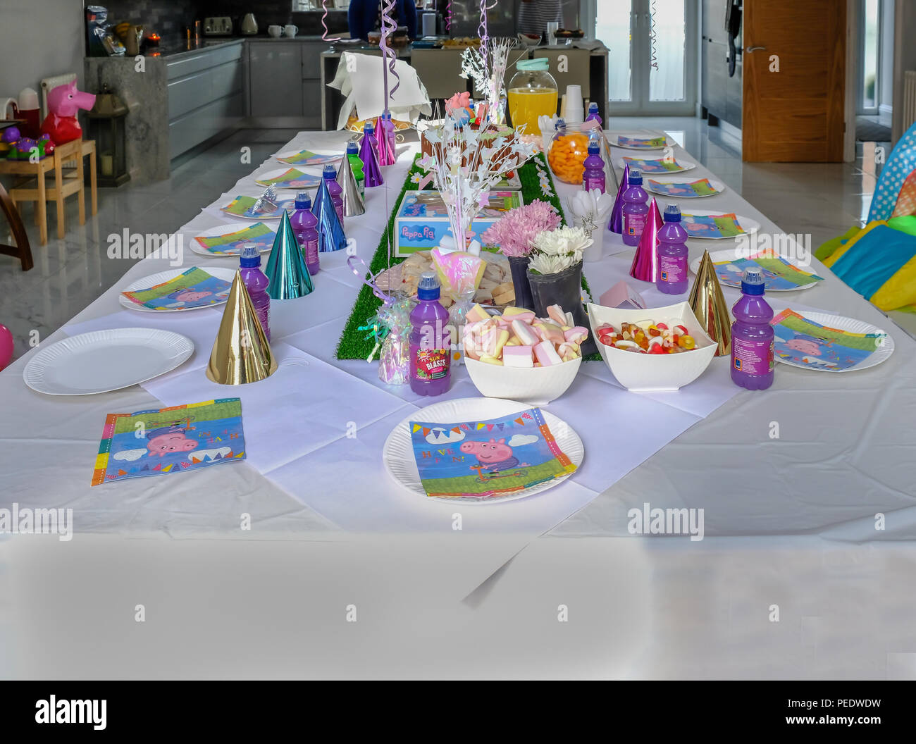 Dinner Party Uk High Resolution Stock Photography And Images Alamy Dinner Party Uk High Resolution Stock Photography And Images Alamy